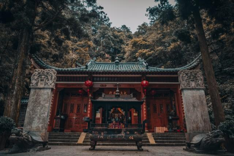 探索梦境奥秘，夜里3-5点，道观或庙宇中的神秘体验