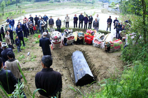 梦境中的生死轮回，梦到人死了躺在棺材里又活了好不好？