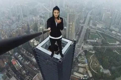 梦到有人从高处掉下摔死，解析梦境背后的深层含义