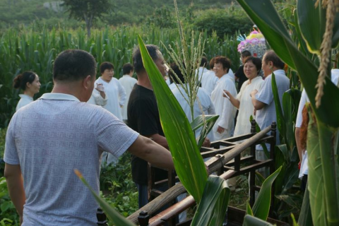 梦见爸爸的坟墓周围堆满了泥巴和石头，梦境背后的深层含义与心理解析