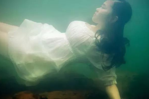 梦见抱着自己喜欢的女人在水里游，探索梦境中的情感与象征