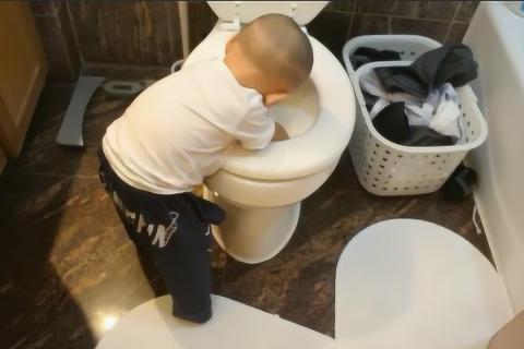 梦见上厕所厕所里的大便整在一双鞋子上，解读梦境中的隐喻与启示