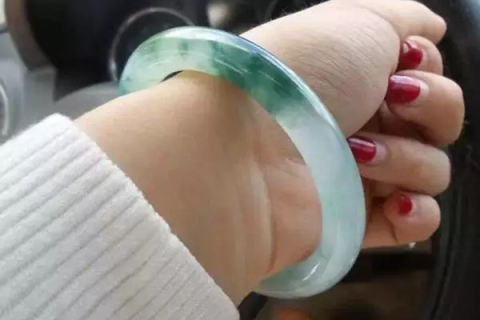 梦见玉镯碎了有什么预兆？解读梦境中的预兆与启示