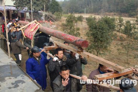 梦见抬棺材出殡的队伍，探索梦境背后的深层含义与心理解析