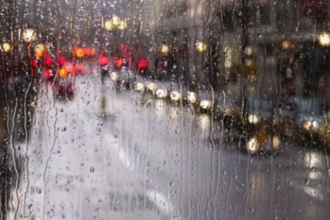 梦见下大雨淋雨了，解析两次雨中梦境的深层含义