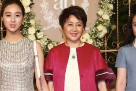 婆婆梦中添孙喜，媳妇儿连生数女福满堂