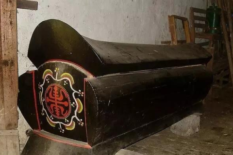 梦境启示，梦见棺材里装着死人从车上掉地上的深层解析