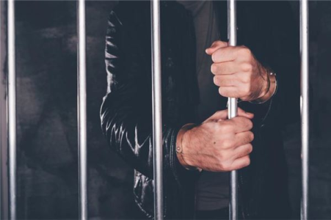 梦境启示，面对梦见自己被同学告自己准备坐牢的深层解析与心灵启示