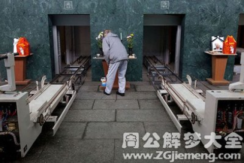 梦见自己死了看着自己的尸体被火化，探索梦境背后的深层寓意