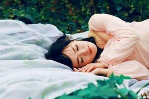梦见过世的亲人说自己没有衣服穿，解读梦境背后的深层含义