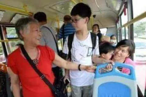 孕妇梦见坐公交车，寓意与解析