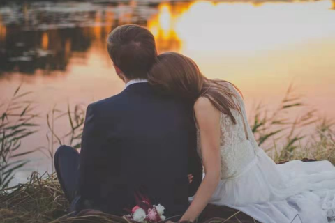 梦境与现实交织，解析我昨晚梦到和前男友结婚醒来一直有些介怀的深层含义