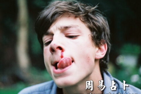 周公解梦里梦见自己鼻子流很多血，预兆与心理解析
