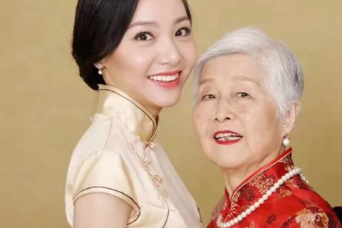梦境中的温情重逢，穿外婆花衣的奇妙之旅