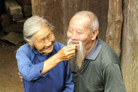 连续四五天梦见同一个去世的人，梦境背后的深层含义与心灵启示