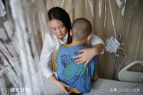 梦见死去的爷爷站在大白棺材旁和我说话，周公解梦与心灵深处的对话
