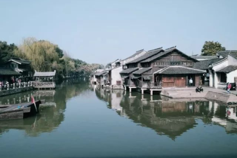 梦境之桥，探索梦中清澈的湖水与桥上修缮的奥秘
