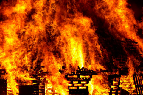 做梦梦到包米杆垛着火了好吗，解析梦境中的预兆与启示