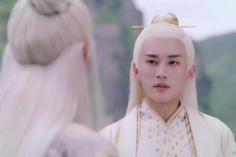 妈妈梦境解析，枕上青蛇缠绕的深层含义与预兆