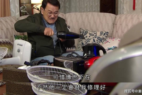 梦见死去的婆婆回家穿着白色衣服对我笑，梦境背后的深层含义与情感解析