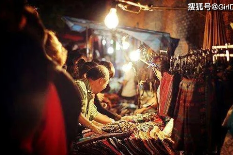 梦见在小摊上买便宜衣服，探索梦境中的购物欲与自我认知