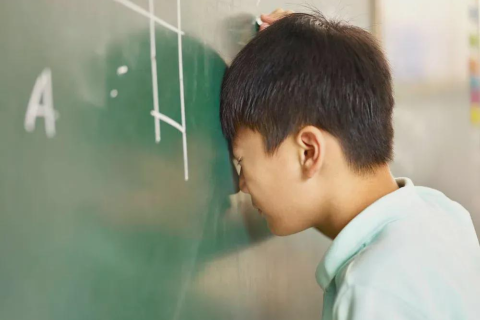 为什么我经常梦到自己仍上学？其实我已经离开学校几年了，真不明白这隔阂