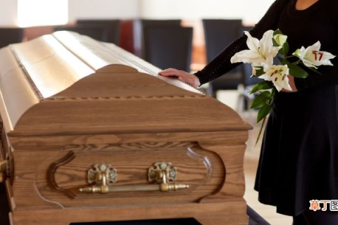 梦见过世的父亲没死透装在黑棺材里动，探索梦境背后的深层含义与情感解读