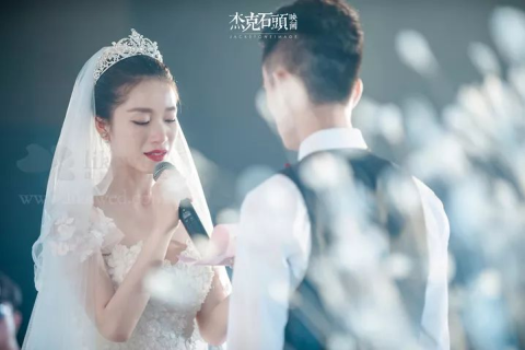 梦境的交织，男友分手后的情感余波与前女友的婚礼