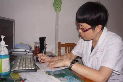 梦境解析，梦到亲人出车祸，自己去救反而被困