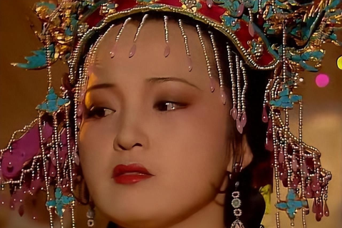 分手后梦境中的情感纠葛，他已与新人同行，而我仍在梦中徘徊