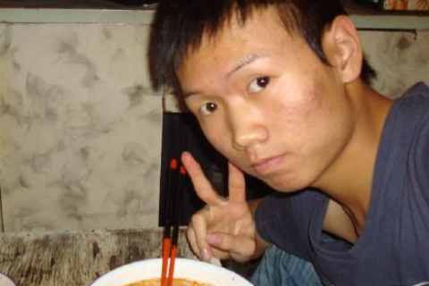 梦见女朋友已过世的父亲给自己端饭，梦境背后的深层含义与心理解析