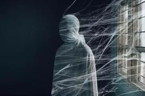 梦境交织，亲人复活的恐惧与未解的思念