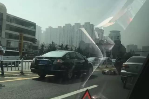 梦见车祸了一路都是血，潜意识中的警示与内心情感的映射