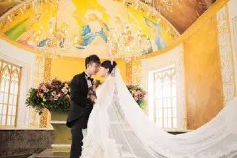 梦见穿红色婚纱意味着什么，探索梦境中的情感与象征
