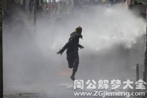 梦境中的生死逃亡，梦见被人追杀却意外获救的深层解析
