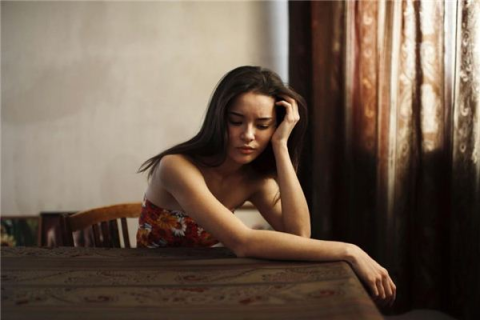 梦见参加死去亲人的葬礼，预兆与心灵深处的解读