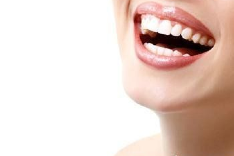 梦境解析，梦见下排中间两颗新牙歪斜难看