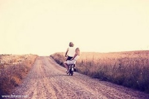 梦见死去的亲人说不走，心灵的慰藉与未竟的告别