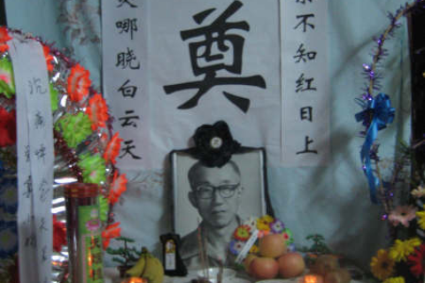 梦境中的奇异之旅，梦见自己睡在黄色的棺材上，还写了个奠字