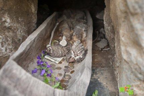 探索梦境奥秘，前几天梦里梦见坟墓，却未见死人，寓意何在？