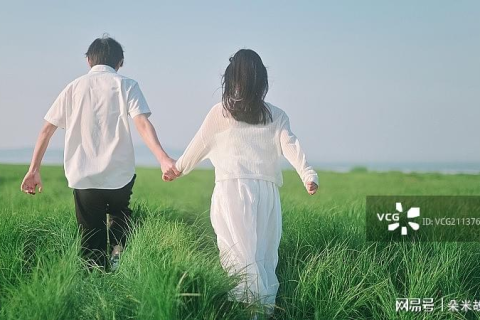 昨晚上我梦见女同学和女朋友，梦境交织的情感探索