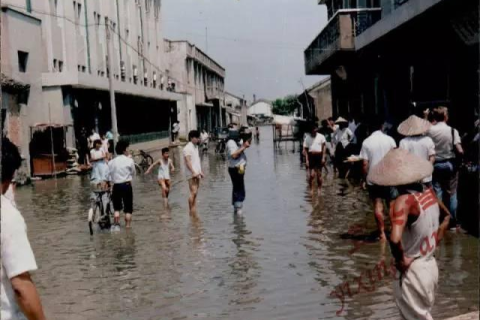 解梦梦见发大水，大师帮忙解析梦境中的洪水象征与心理暗示