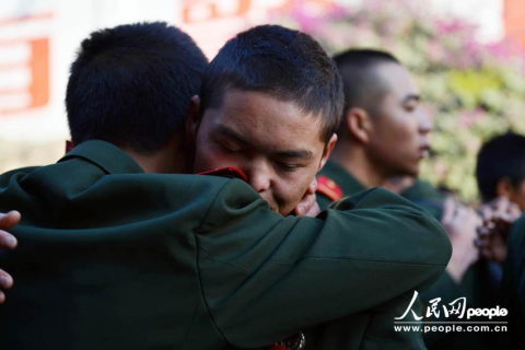 梦见父亲坟上有大红花，寓意与解析