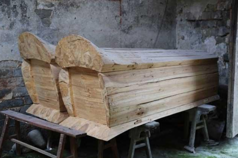 梦境解析，女人梦见棺材盖开要放死人