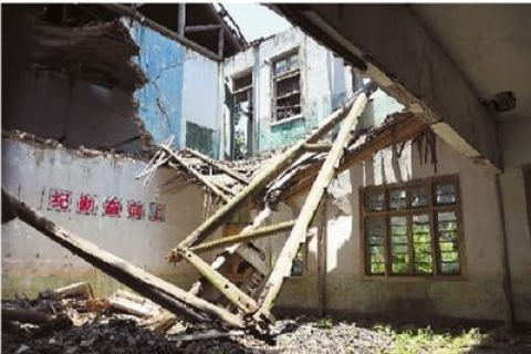 梦见山体垮塌我躲开了，梦境背后的深层解析与心理启示