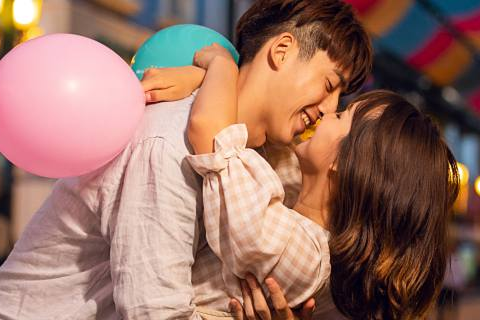 梦见与熟悉男子接吻，探索梦境背后的深层含义