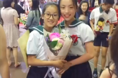 梦境中的奇遇，女孩与女孩间的深情之吻
