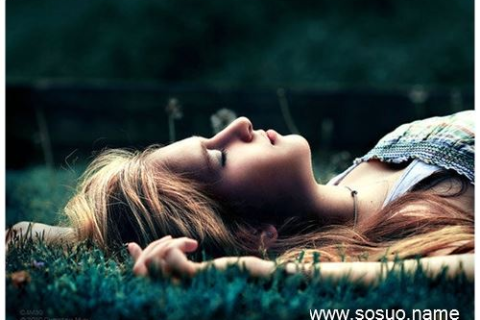 梦见女人死了又活了回头看我，梦境背后的深层含义与心理解析