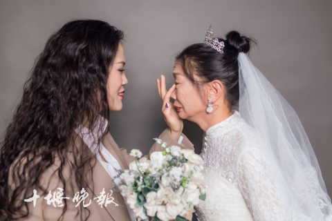 谁帮忙解解梦啊，梦见自己穿着婚纱要结婚了