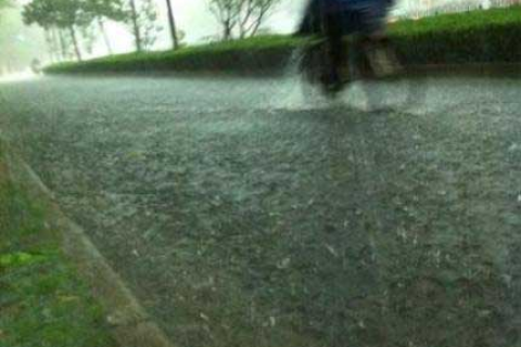 做梦骑自行车回家走错路还遇到下大雨，求高人解梦